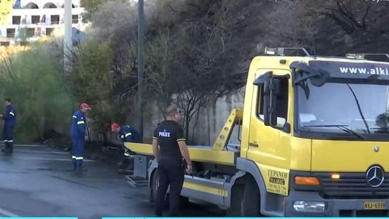 Φωτιά στην Αθηνών – Σουνίου μετά από σοβαρό τροχαίο: Νεκρός οδηγός μηχανής