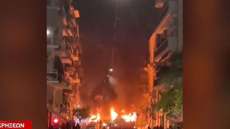 Επεισόδια στα Εξάρχεια: Επίθεση με μολότοφ στο ΑΤ, απάντησαν με χημικά οι αστυνομικοί - Κάηκαν ολοσχερώς 5 ΙΧ [βίντεο]