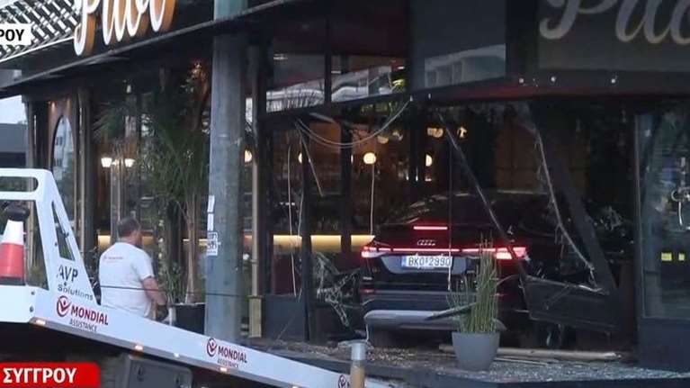 Τροχαίο σοκ στον Νέο Κόσμο: Αυτοκίνητο &quot;εισέβαλε&quot; σε καφετέρια στον παράδρομο της Συγγρού [βίντεο]