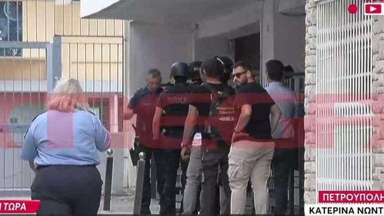 Πετρούπολη: Απίστευτη γκάφα - Συνέλαβαν λάθος άνθρωπο για τον ξυλοδαρμό της 46χρονης στη μέση του δρόμου