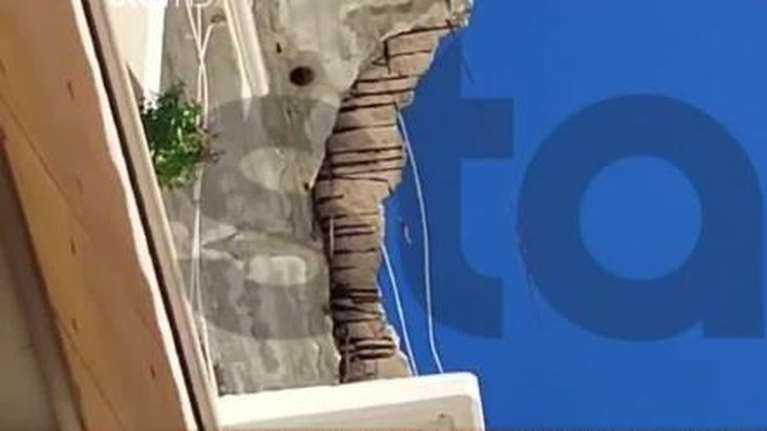 Κατέρρευσε μπαλκόνι στο Αργος - Τραυματίστηκε σοβαρά μητέρα τεσσάρων παιδιών