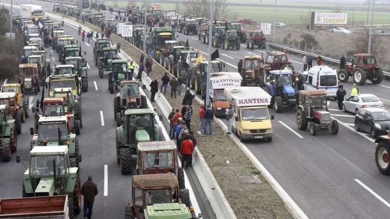Το μεσημέρι αποφασίζουν οι αγρότες στα Μάλγαρα: Τρακτέρ στην Αθήνα και γενικό κλείσιμο των δρόμων στο τραπέζι