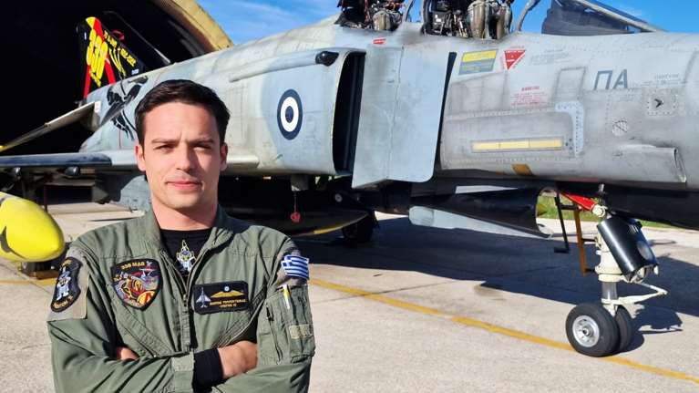 Πτώση Φάντομ: Στην Τρίπολη το τελευταίο αντίο στον 29χρονο συγκυβερνήτη - Μητσοτάκης, Σακελλαροπούλου, Τσίπρας στην κηδεία