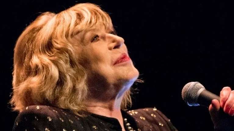 Πέθανε η  εμβληματική τραγουδίστρια και ηθοποιός Μαριάν Φέιθφουλ