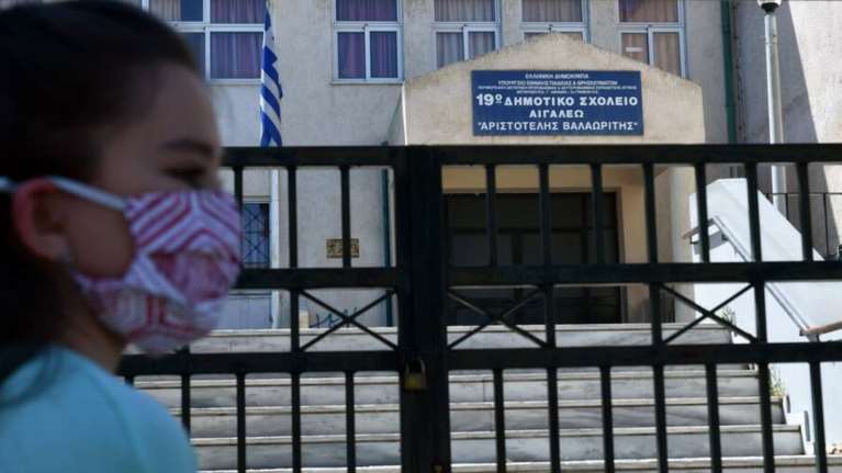 Άνοιγμα σχολείων: Προβληματίζουν τα κρούσματα σε εκπαιδευτικούς - Σήμερα ανακοινώσεις από την Κεραμέως