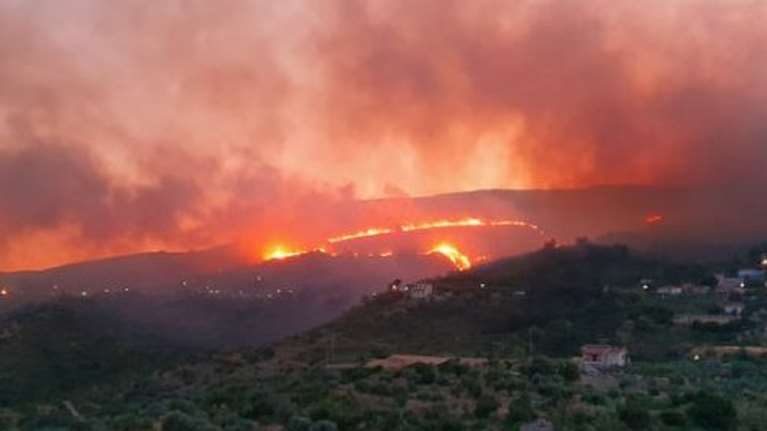 Κεφαλονιά: Υπεράνθρωπες προσπάθειες για τον έλεγχο της φωτιάς - Βελτιώνεται η εικόνα στα μέτωπα