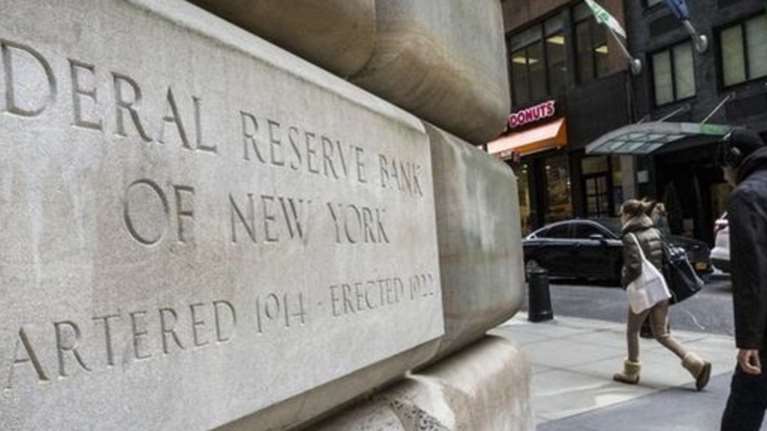 Σε πληθωρισμό και επιβράδυνση ανάπτυξης οδηγούν οι δασμοί, προειδοποιεί ο πρόεδρος της Fed - &quot;Ρίξε τα επιτόκια&quot;, απαντά ο Τραμπ