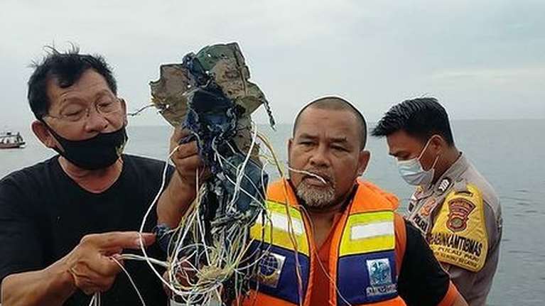 Αεροπορική τραγωδία στην Ινδονησία: Βρέθηκαν τα συντρίμια της πτήσης της Sriwijaya Air- 52 επιβάτες και 10 παιδιά [εικόνες, βίντεο]