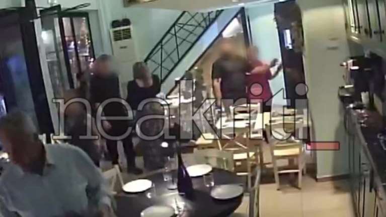 Κουκουλοφόροι επιτέθηκαν με αυγά στον Μάκη Βορίδη μέσα σε εστιατόριο: Φυγαδεύτηκε με την οικογένειά του [εικόνες]