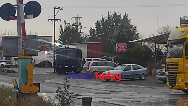 Θεσσαλονίκη: Δέχτηκε σφαίρα στο κεφάλι ο 16χρονος Ρομά που εμβόλισε περιπολικό- Εβαλε βενζίνη και έφυγε χωρίς να πληρώσει