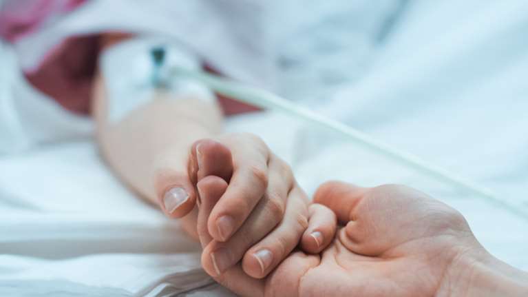 Ηράκλειο: Διασωληνωμένο το τρίχρονο αγοράκι που φέρει βαριά χτυπήματα - Συνελήφθησαν η μητέρα του και ο σύντροφός της