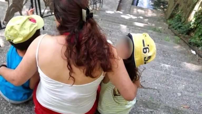 Λάρισα: Παραδόθηκε ο σύντροφος της μητέρας που κατηγορείται για την κακοποίηση των δύο παιδιών της