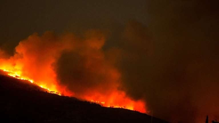 Ολονύχτια μάχη με τις φλόγες στη Βοιωτία: Εκκενώθηκε ο οικισμός &quot;Πρόδρομος&quot;- Καίει σε δύο μέτωπα η φωτιά