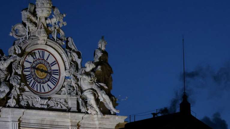 Βατικανό: Μαύρος καπνός στην Καπέλα Σιστίνα - Άκαρπη η πρώτη ψηφοφορία, δεν εξέλεξε νέο Πάπα το Κονκλάβιο
