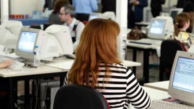 Οριζόντια αύξηση 30 ευρώ στους μισθούς των δημοσίων υπαλλήλων - Πόσο αυξάνονται οι καθαρές αποδοχές - Αναλυτικά παραδείγματα