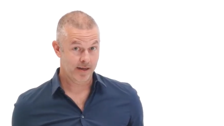 Αποσύρει η Πολιτική Προστασία το σποτ με τον Λούλη μετά τις αντιδράσεις για σεξισμό