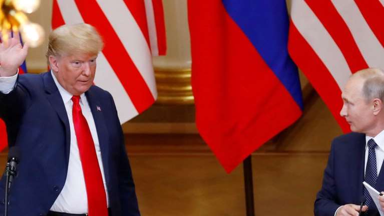 Αγρίεψε ο Τραμπ: Aπειλεί τώρα και τη Ρωσία με νέες κυρώσεις και δασμούς - "Καθίστε στο τραπέζι, πριν να είναι αργά"