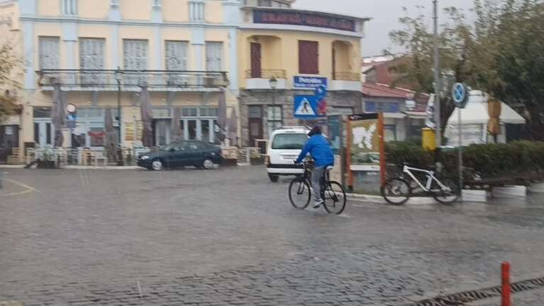 Κακοκαιρία Bora: Σαρωτικό πέρασμα με εγκλωβισμένους στη Λήμνο - Άνοιξαν οι ουρανοί και στην Αττική [εικόνες-βίντεο]