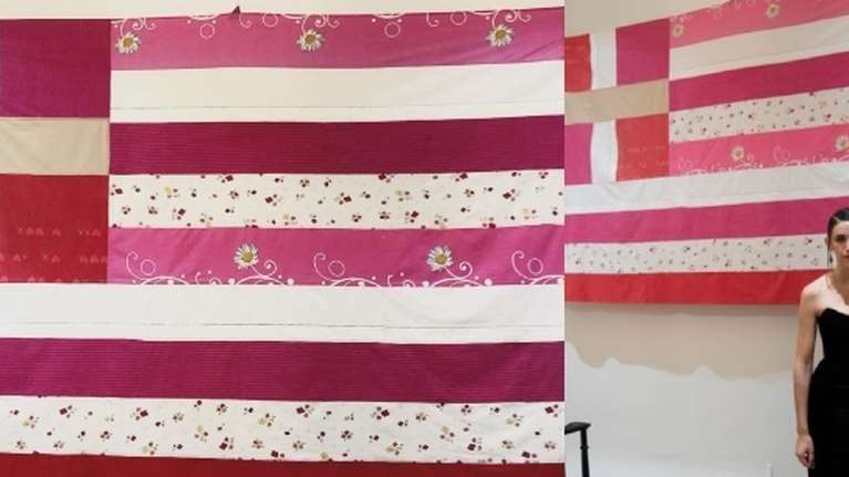 Παρέμβαση Γεραπετρίτη για τη ροζ ελληνική σημαία στο προξενείο της Νέας Υόρκης - Ποιος ο συμβολισμός της