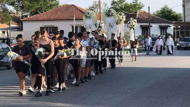 Ράγισαν καρδιές στην κηδεία του 15χρονου Τάσου στη Σκύδρα - Η σπαρακτική πομπή των συμμαθητών του [Εικόνες - Βίντεο]