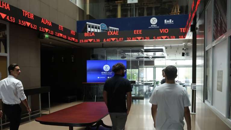 Μίνι κραχ στο Χρηματιστήριο: Κάτω και από τις 1.600 μονάδες, μετά την απάντηση της Κίνας στους δασμούς Τραμπ