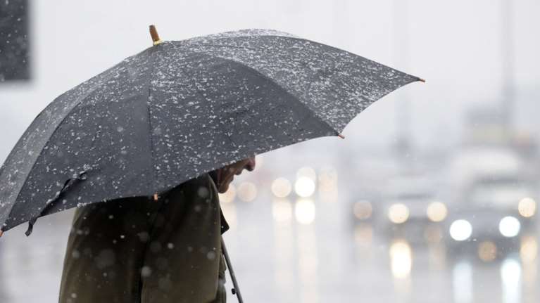 Καιρός: Χειμώνας από αύριο με βροχές και χιονοπτώσεις - Ραγδαία πτώση της θερμοκρασίας κατά 10 βαθμούς [βίντεο]