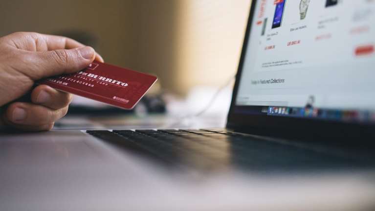 Επώνυμες μάρκες σε πολύ χαμηλές τιμές: Πώς στήθηκε η διαδικτυακή απάτη-μαμούθ με θύματα 800.000 καταναλωτές