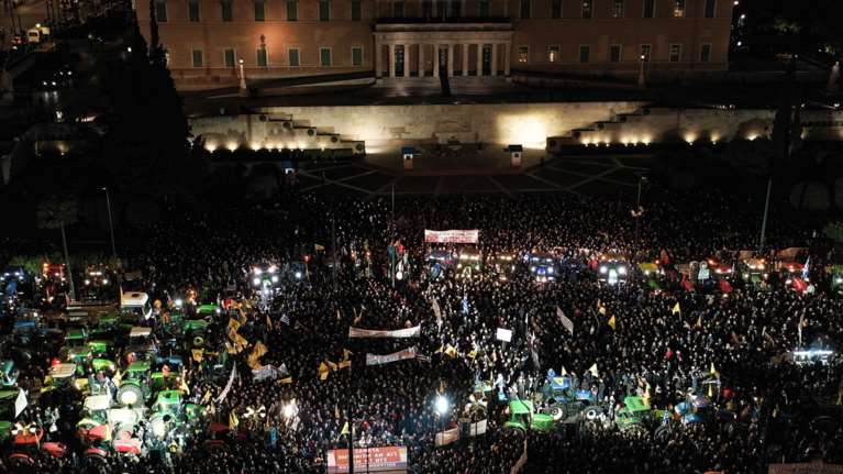 Όλη τη νύχτα στο Σύνταγμα τα τρακτέρ: Την Πέμπτη οι αποφάσεις των αγροτών - &quot;Ο αγώνας θα συνεχιστεί αν δεν δοθούν λύσεις&quot;