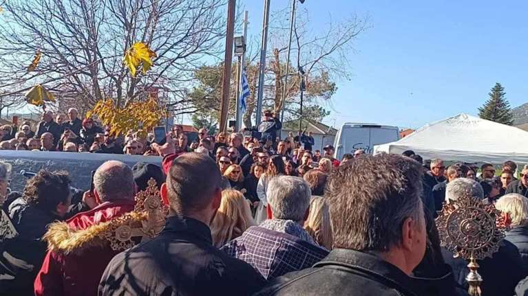 Βασίλης Καρράς: Στην τελευταία του κατοικία στο Κοκκινοχώρι Καβάλας - Με χειροκροτήματα υποδέχτηκαν τη σορό του [βίντεο]