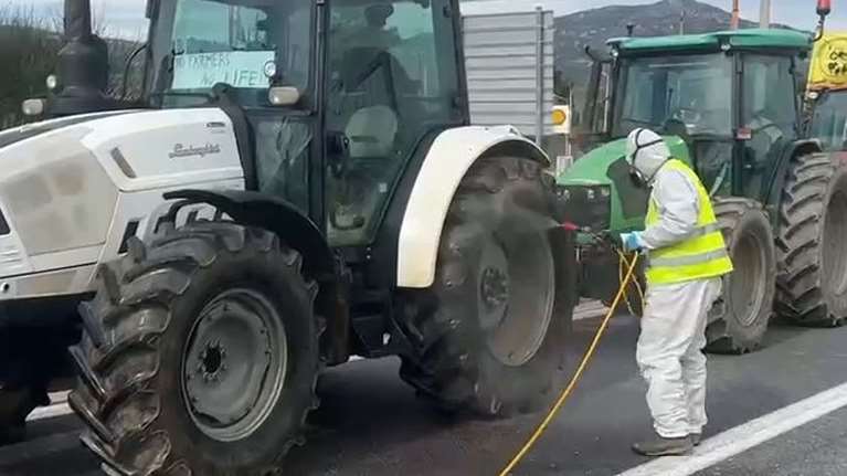 Αγρότες: Απολύμανση για την ευλογιά των προβάτων στα τρακτέρ που πάνε Σύνταγμα - Στις 16:00 η συγκέντρωση