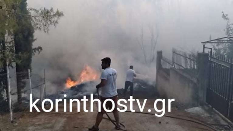 Υπό έλεγχο η φωτιά στα Ίσθμια Κορινθίας - Απειλήθηκαν σπίτια - Εκκενώθηκε οικισμός [Eικόνες-Βίντεο]