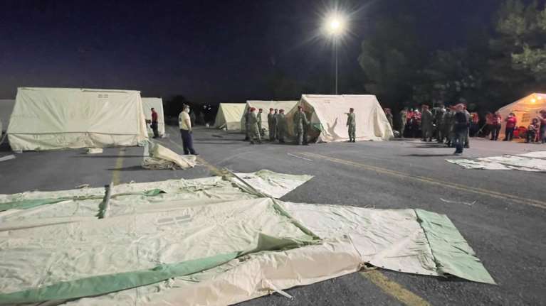 Σεισμός στην Κρήτη: Δύσκολη νύχτα στο Αρκαλοχώρι - Στήθηκαν οι πρώτες σκηνές [Εικόνες-Βίντεο]