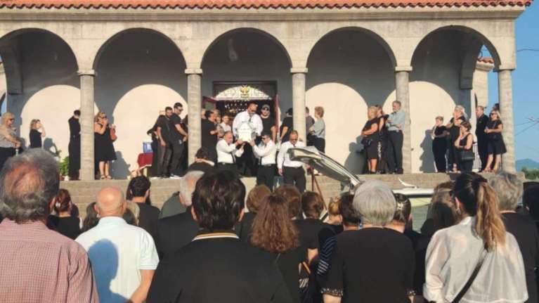 Αγρίνιο: Σπαραγμός στην κηδεία της δίχρονης Αλεξάνδρας- Συντετριμμένοι οι γονείς της από την αδιανόητη τραγωδία