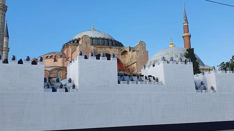 Πρόκληση: Εστησαν ψεύτικα τείχη έξω από την Αγιά Σοφιά- Για να τα γκρεμίσουν και να γιορτάσουν την Αλωση
