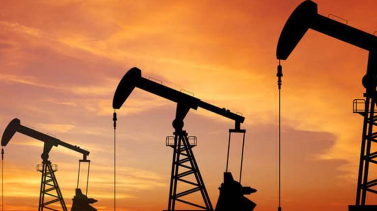 "Φωτιά" στις αντλίες λόγω Ουκρανίας: Πάνω από 1,9 ευρώ η αμόλυβδη - Εφτασε τα 100 δολάρια το πετρέλαιο