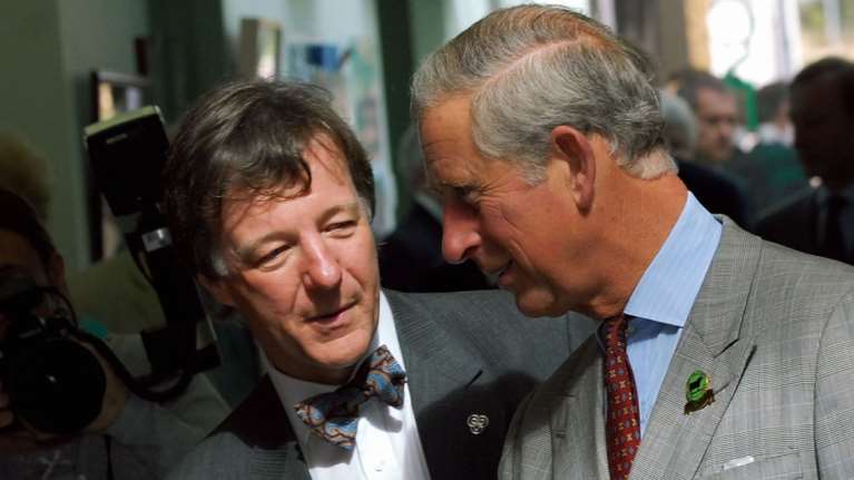 Η επικίνδυνη επιλογή του Καρόλου:  Ο γιατρός που θεραπεύει με "το νύχι του διαβόλου" και το "κεράτινο κατσικίσιο ζιζάνιο"