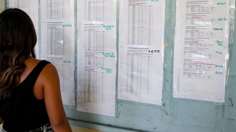 Βάσεις 2020: Δείτε τα αποτελέσματα ανά σχολή - &quot;Βουτιά&quot; στις Ιατρικές, άνοδος στις Οικονομικές - Αναλυτικοί πίνακες