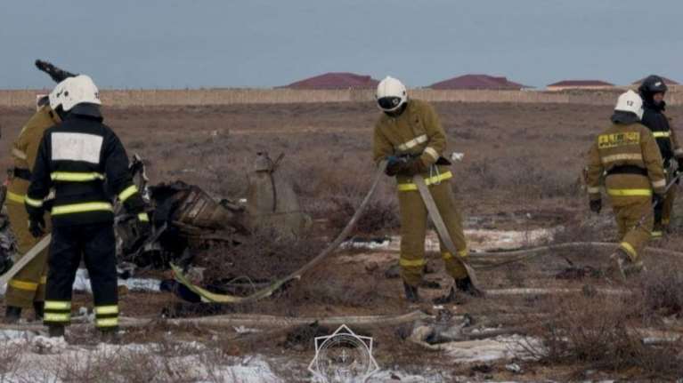 Ο δραματικός διάλογος του πιλότου με τον πύργο ελέγχου λίγο πριν τη συντριβή στο Καζακστάν: Δεν μπορώ να εκτελέσω