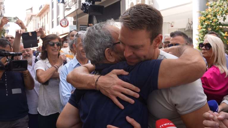 Η ξαφνική έφοδος Κασσελάκη σε &quot;Κόκκινο&quot; και &quot;Αυγή&quot; και η ατάκα για τους ηλικιωμένους που κλαίνε όταν τον βλέπουν...