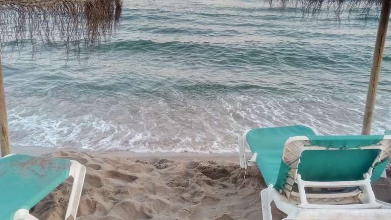 Ξέφυγαν οι τιμές και στη Χαλκιδική: Πανάκριβα τα beach bar με ζώνες χρέωσης και ξαπλώστρες έως 120 ευρώ το άτομο