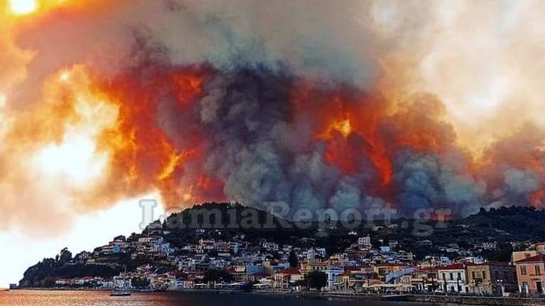 Ξεφεύγει η φωτιά στην Εύβοια: Καίγονται σπίτια - Εκκενώνονται οικισμοί [εικόνες-βίντεο]
