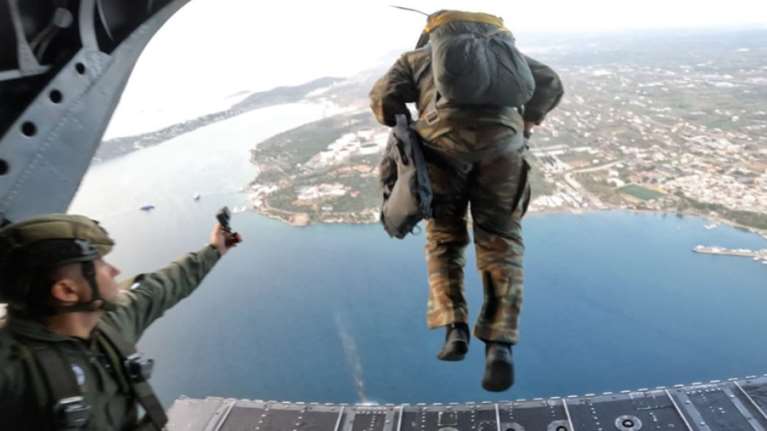 Εντυπωσιακό: Η στιγμή που ο αρχηγός ΓΕΕΘΑ  πηδάει από το ελικόπτερο μαζί με άλλους αλεξιπτωτιστές [Εικόνες -βίντεο]