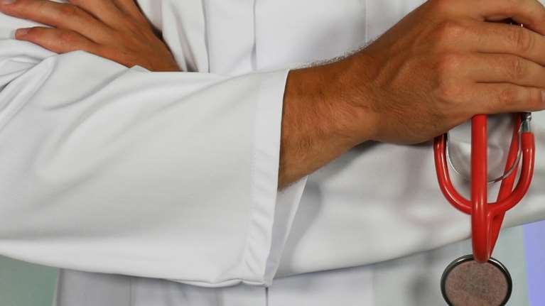 Προσοχή: Γιατροί-μαϊμού κατακλύζουν τα social media σκορπώντας λάθος ιατρικές συμβουλές