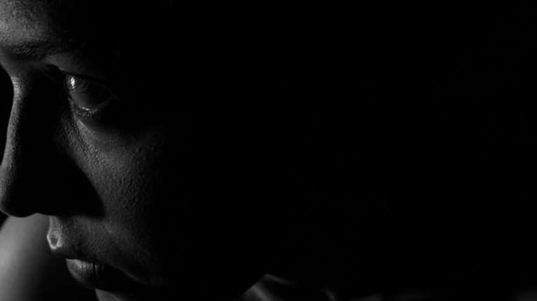 Μαρτυρία-σοκ θύματος ενδοοικογενειακής βίας: &quot;Πήγε να με πυροβολήσει, να με πνίξει και να μου βγάλει τα δόντια&quot; [βίντεο]