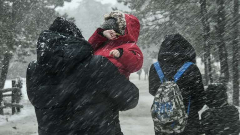 Ψυχρή εισβολή σαρώνει τη χώρα: Βουτιά του υδράργυρου, πιθανές "χιονο-εκπλήξεις" από την Τρίτη, λέει ο Καλλιάνος