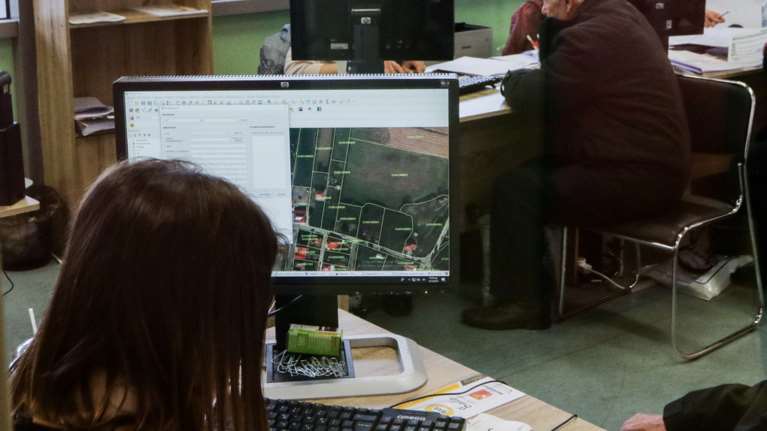 Πώς δρούσε το κύκλωμα με τα κτηματολογικά γραφεία: Η αρχηγός, η ταρίφα για το &quot;γρηγορόσημο&quot; και η &quot;λεία&quot; των 46.600 ευρώ