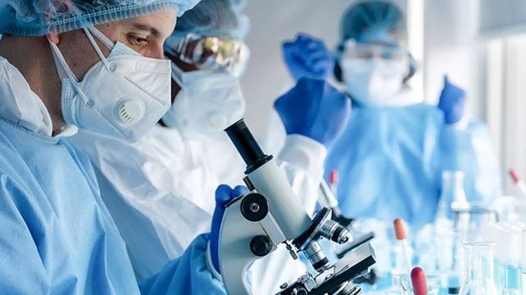 Μετάλλαξη Όμικρον: Μεταδοτική αλλά με ήπια συμπτώματα σαν απλό κρυολόγημα - Αισιόδοξοι οι ειδικοί