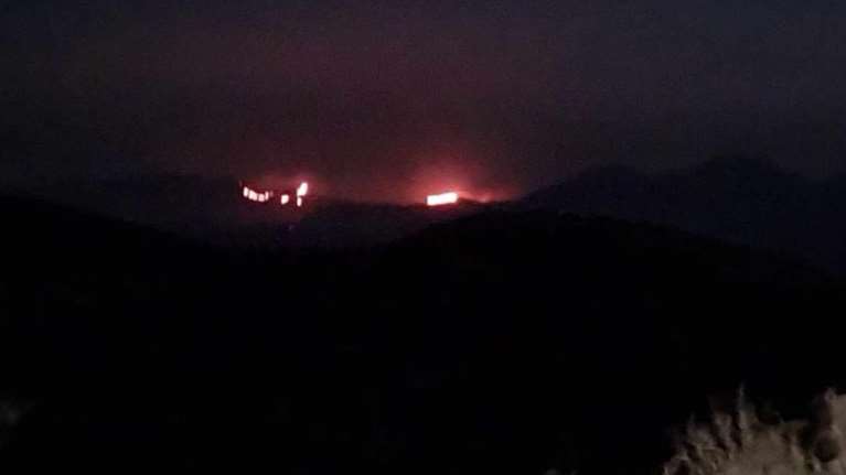 Δύσκολη νύχτα στην Ικαρία: Επεκτείνεται το μέτωπο της φωτιάς στους Φούρνους [βίντεο]