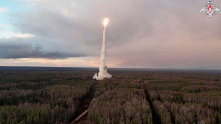 Ουκρανία: Και η Βρετανία έτοιμη μετά τις ΗΠΑ να δώσει πράσινο φως για τη χρήση μεγάλου βεληνεκούς πυραύλων κατά της Ρωσίας