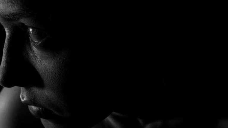 &quot;Σε χτυπάει ο άντρας σου;&quot;- Το νεύμα της συζύγου του ποινικολόγου που είπε πως... έπεσε από τη σκάλα- Πώς το κατάλαβε ο γιατρός